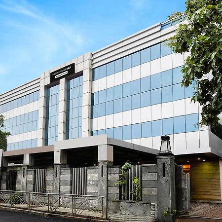 Super Townhouse Oak Alandur Near Chennai Airport Formerly Vijay Park Eksteriør bilde