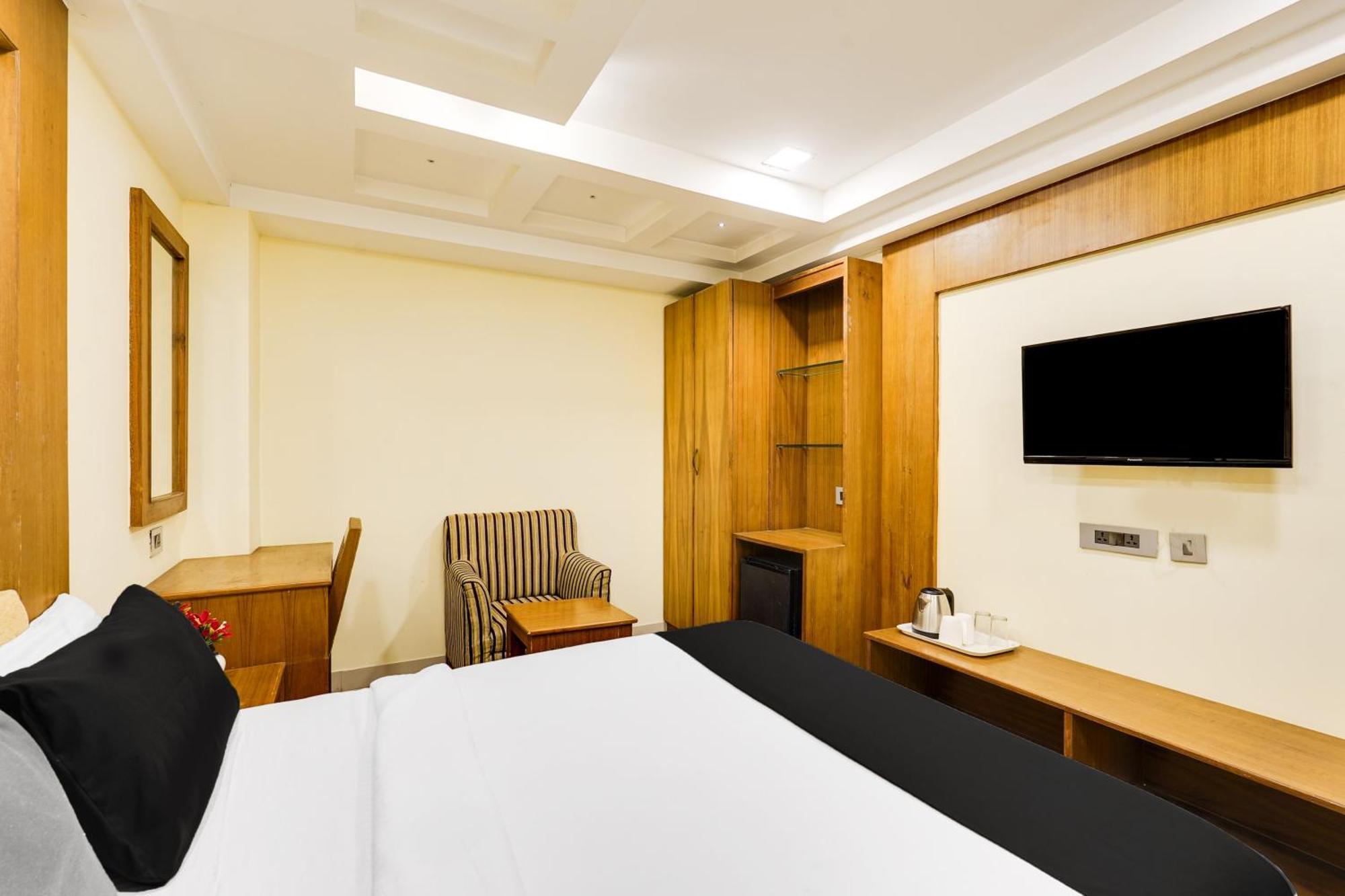 Super Townhouse Oak Alandur Near Chennai Airport Formerly Vijay Park Eksteriør bilde