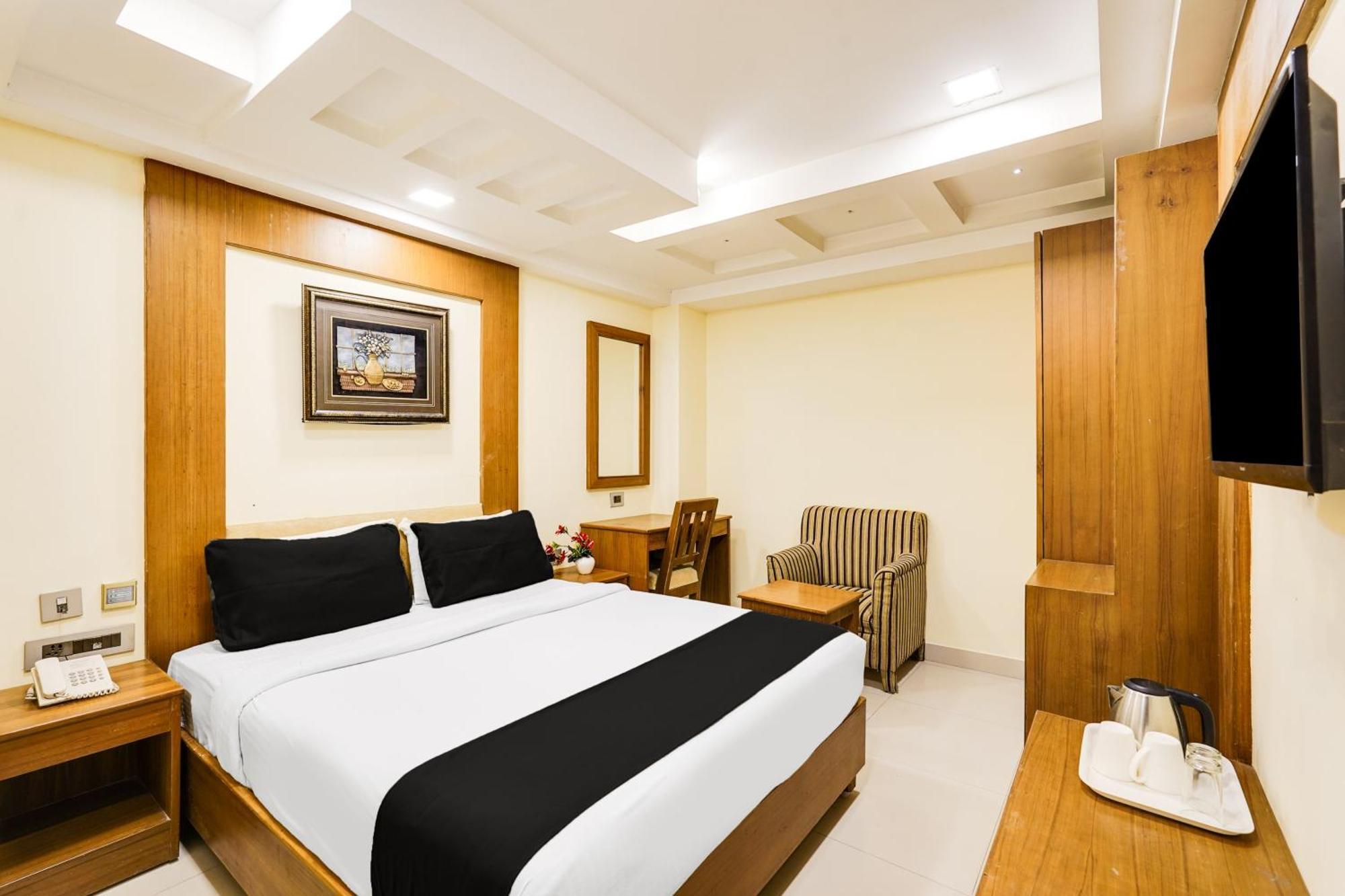Super Townhouse Oak Alandur Near Chennai Airport Formerly Vijay Park Eksteriør bilde
